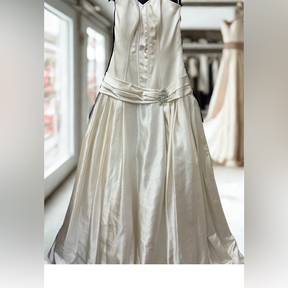 Maggie Sottero Memories Corset Wedding Gown w/Bustle & Free Bling Flip Flops - Picture 4 of 6